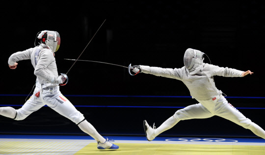 구본길(오른쪽)이 28일 일본 지바의 마쿠하리 메세에서 열린 도쿄올림픽 펜싱 남자 사브르 단체전 대한민국 대 독일 4강전에서 마튀아스 스차보에게 공격하고 있다.  <연합뉴스>